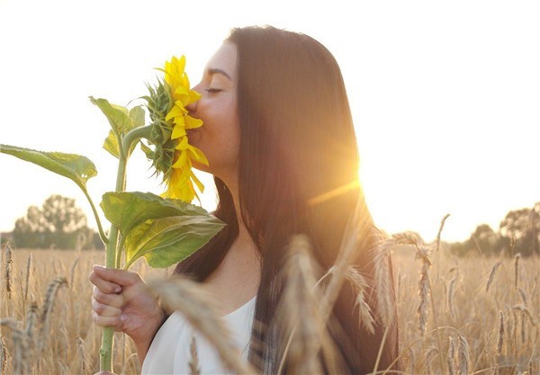 女人的腿毛普遍较少，为什么有些女性的腿毛很浓密，比男性还多？