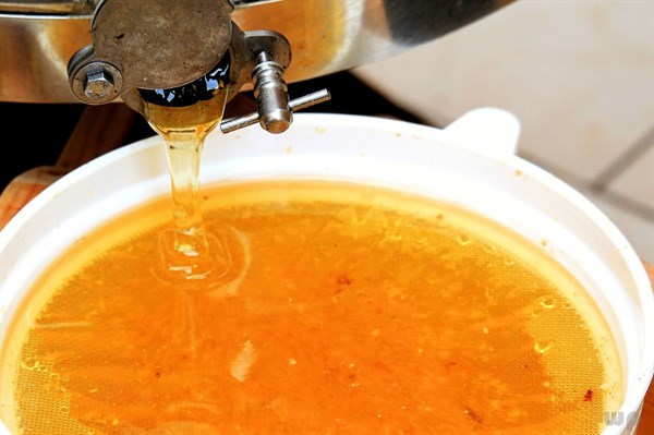 泡蜂蜜水，温水和热水哪个会更好？功效虽多，但不是人人都能喝