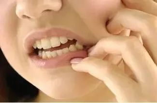 女子腰疼半年，一查病根竟在牙上！医生：这些“毁牙”观念要摒弃