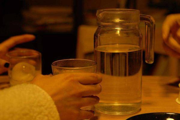 喝水越多尿也越多，肾脏的压力会变大吗，多喝水会伤到肾脏吗？