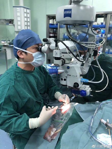 湖北省实施首例巩膜兜带术 2000度近视的婆婆保住视力