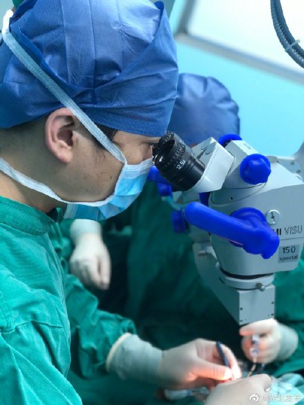 湖北省实施首例巩膜兜带术 2000度近视的婆婆保住视力