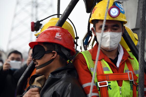 1月10日14時,山東棲霞笏山金礦發生爆炸事故,22名工人被困井下.