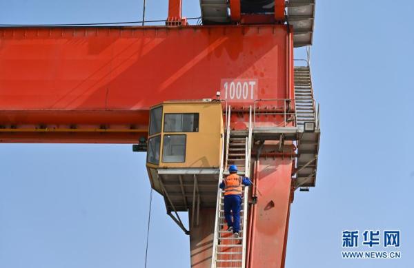 高铁建设工地上的提梁机司机：举重若轻高空中