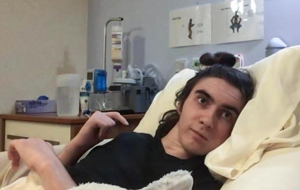 英国19岁男孩出车祸后昏迷，不知发生疫情，已感染新冠两次