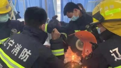 辽宁男子玩冰车不慎摔倒冰签子插入体内 消防紧急救援