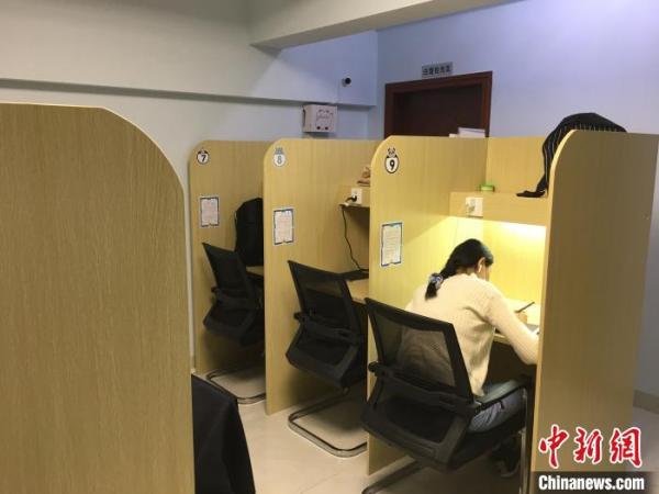 "花钱买安静"海口付费共享自习室成阅读学习新潮地