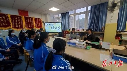 从《你好，李焕英》中看“心疼和成长”，后生导演给学生上开学第一课