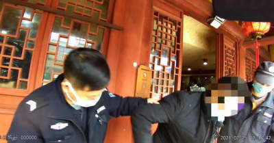 庙里的钱都敢偷！上海一男子偷功德箱被抓求师傅宽容