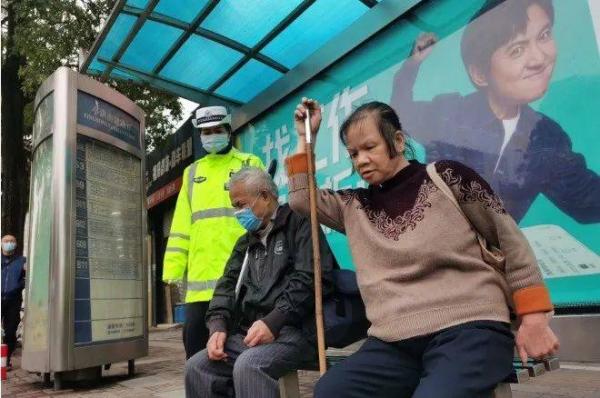 太暖心！15年不间断，广西交警每天扶盲人过马路