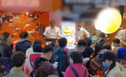 上海一网红蛋糕店阻止“黄牛”上热搜！现场情况是...
