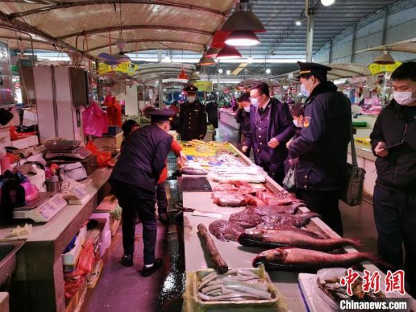 维护长江流域生态环境安全 上海开展非法销售长江刀鱼联合执法