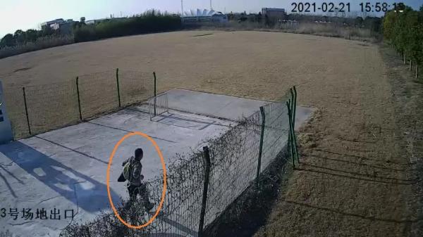 闯祸！上海一对父子用放大镜做“生火实验” 烧毁2000平大草坪