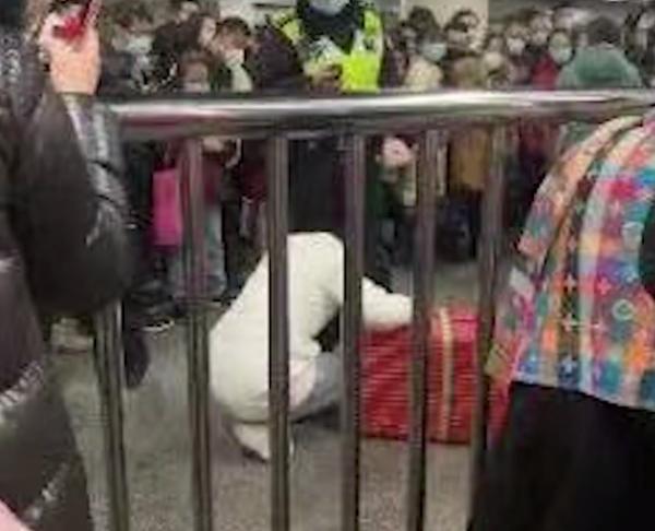 上海地铁人民广场站，一女子将5岁女孩装在行李箱内拖行！警方通报：亲生的…