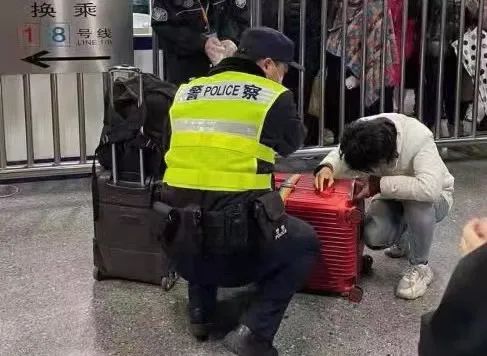 上海地铁人民广场站，一女子将5岁女孩装在行李箱内拖行！警方通报：亲生的…