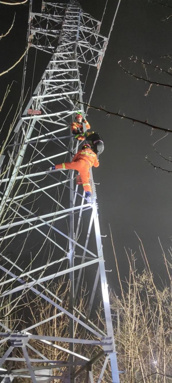 險丨寧夏女子因感情糾紛,頂著沙塵暴爬上30米高電線塔!