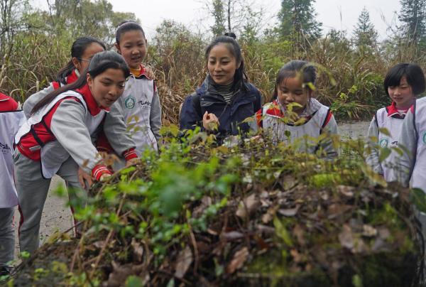 在九岭山国家级自然保护区,邹鸿堰(右三)给孩子上自然体验课(3月