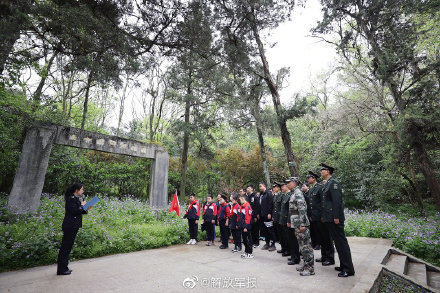 雨花实验小学"英雄中队"代表等200余人前往雨花台烈士陵园,聆听英烈