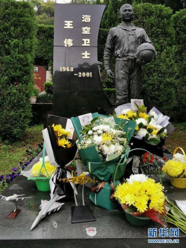 这是位于杭州市安贤陵园内的王伟烈士铜像(2021年3月31日摄)