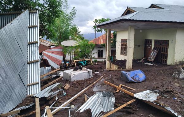 印尼洪灾死亡人数升至128人 上万人受灾情