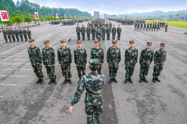 為使新戰士儘快適應部隊環境,打牢各項技能基礎,武警重慶總隊新兵團