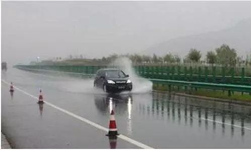 气象预警：青海多地迎降水 交通出行须注意