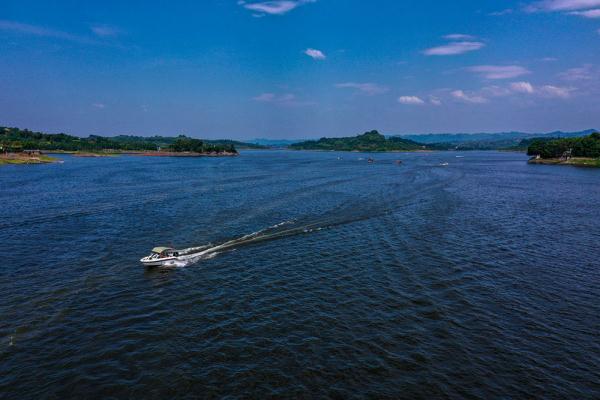 5月2日,各式游船载着游客在重庆市长寿湖风景区游览(无人机照片.