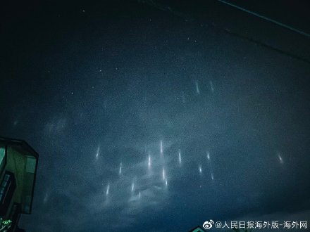 日本多地夜空现神秘光柱 网友：以为是外星舰队