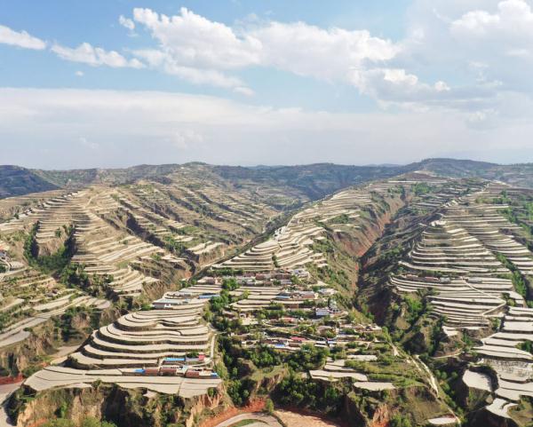 连日来,甘肃省临夏回族自治州广河县农民抢抓农时,大规模种植全膜