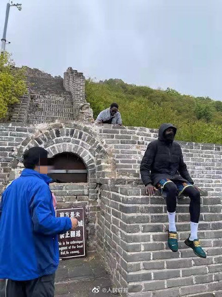两名外籍游客翻越长城被列入黑名单