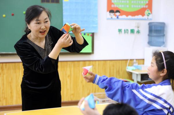 5月12日,鳳城市特殊教育學校老師吳丹在手工課上教學生們摺紙粽子