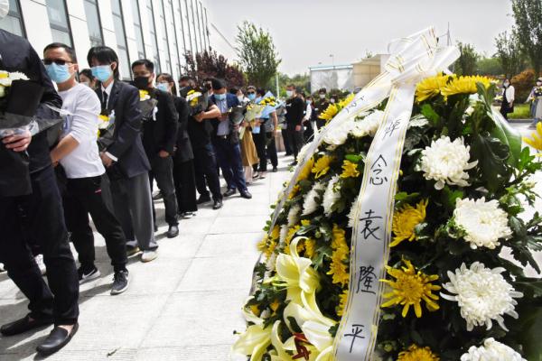数百名群众前往青岛海水稻研发中心实验基地悼念袁隆平