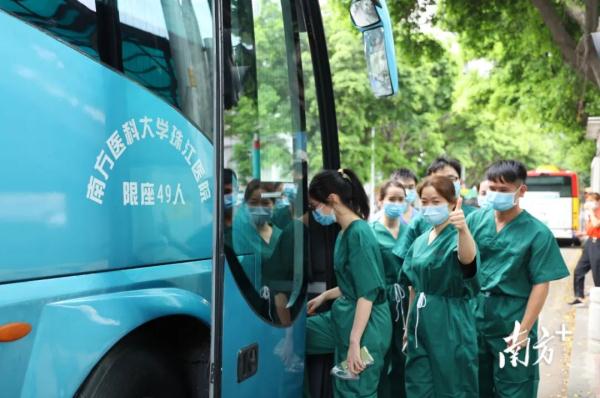 广州淡定学生哥边等核酸检测边写功课，网友直呼：学霸！