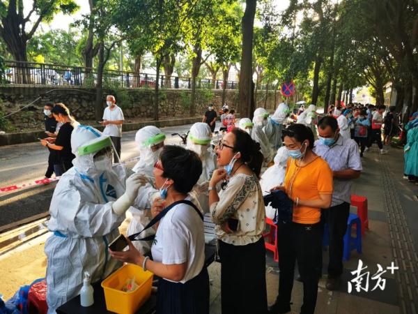 广州淡定学生哥边等核酸检测边写功课，网友直呼：学霸！