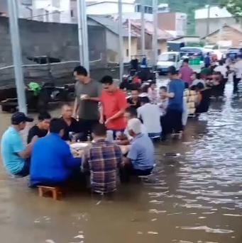 广西一居民家摆酒，水淹屁股宾客仍淡定吃席，网友：正宗“流水席”