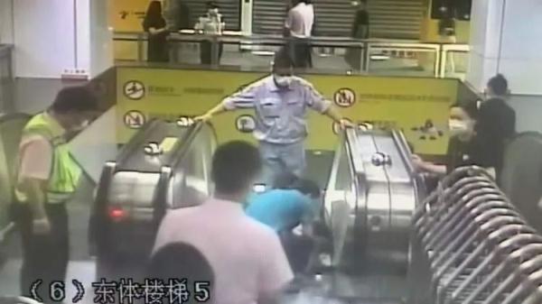 太危险！上海一女子没吃早饭地铁站内晕倒，头发直接卷进扶梯！