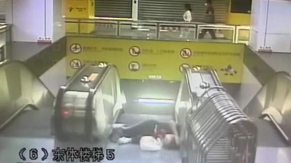 太危险！上海一女子没吃早饭地铁站内晕倒，头发直接卷进扶梯！