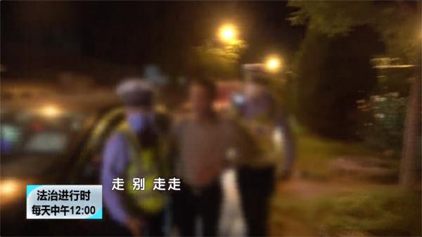 北京交警突击夜查酒驾，俩司机被查