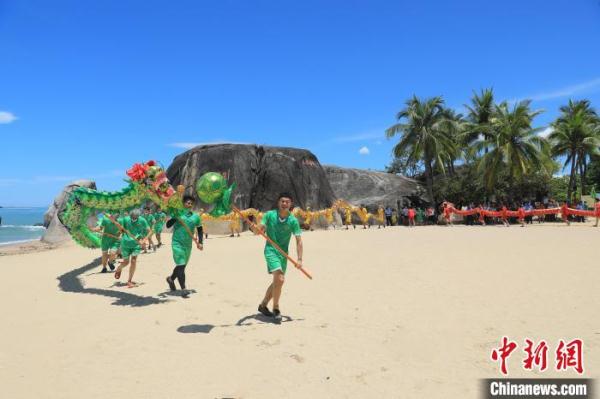 三亚海角海角：社区住户端午舞五彩龙为旅客扮演