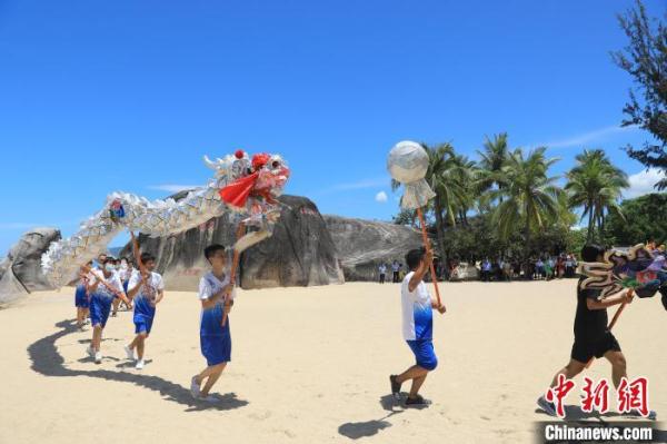 三亚海角海角：社区住户端午舞五彩龙为旅客扮演