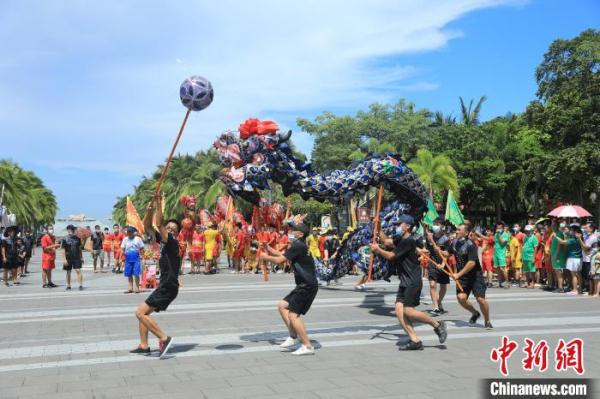 三亚海角海角：社区住户端午舞五彩龙为旅客扮演