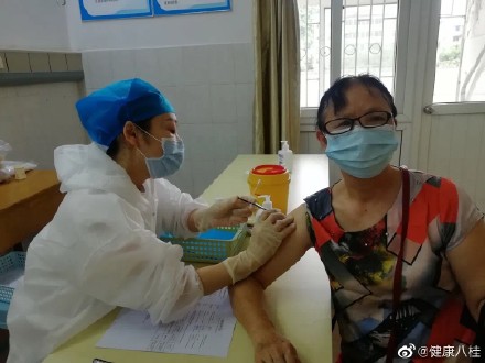 广西已完成1700多万人次新冠病毒疫苗第一针的接种，目前优先接种第二针疫苗