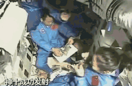 看航天员如何吃饭！中国航天员太空干饭名场面