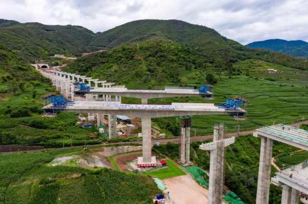 云南昆楚高速公路西河特大桥上跨成昆铁路成功转体