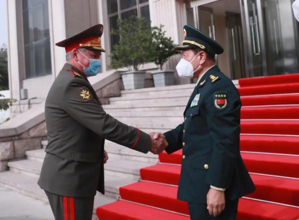 中俄国防部长在杜尚别举行会谈
