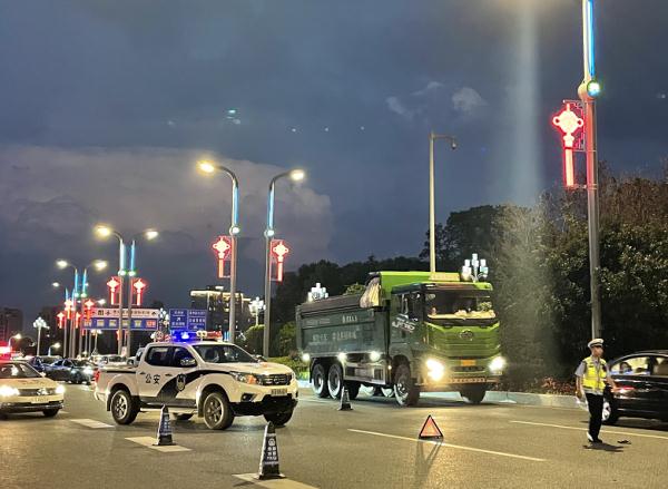 刚刚，贵阳机场路上发生车祸，一人不幸当场身亡！