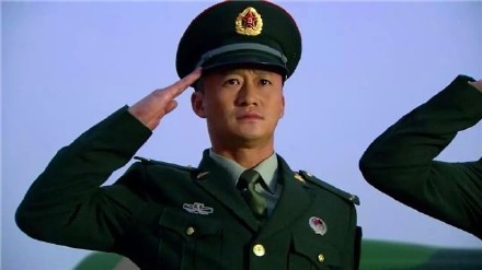 吴京八一节晒军装照 ，网友又热闹了，“中国”表情包建军节限定款出炉！