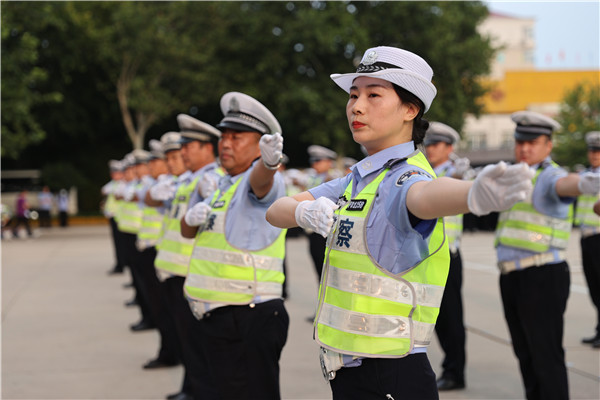 石家莊交警開展交通指揮手勢大比武