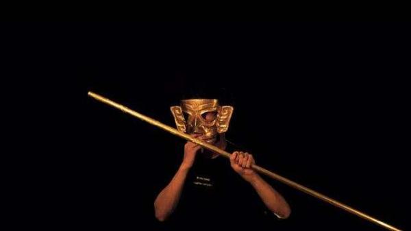 UP主“才浅”制作三星堆黄金面具后 又制作出金杖“原来的模样”