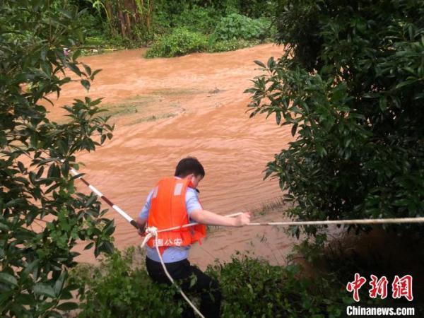湖北宜昌：男子钓鱼被河水围困 民警紧急救援
